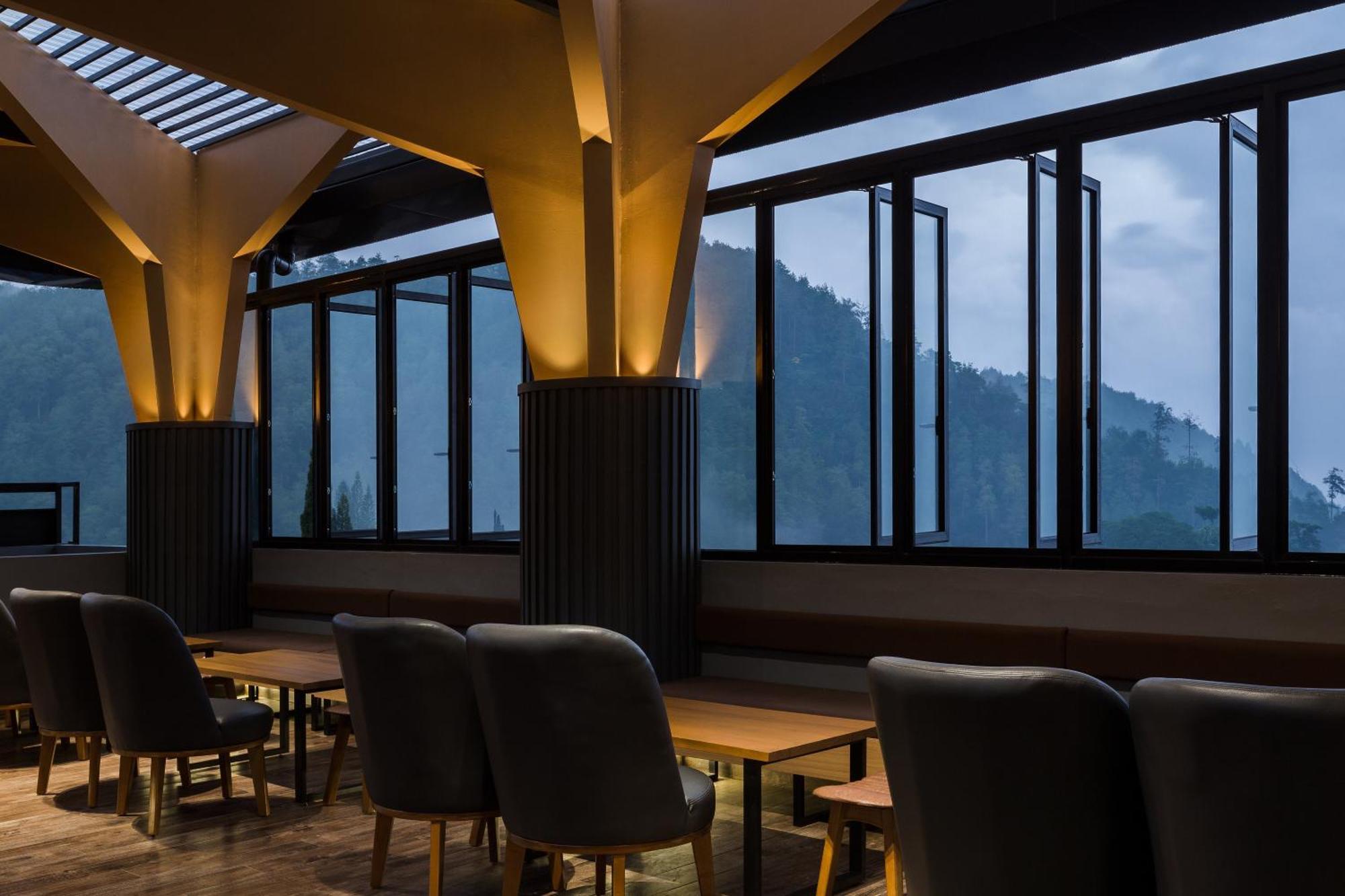 Allura Azana Resort Tawangmangu Extérieur photo